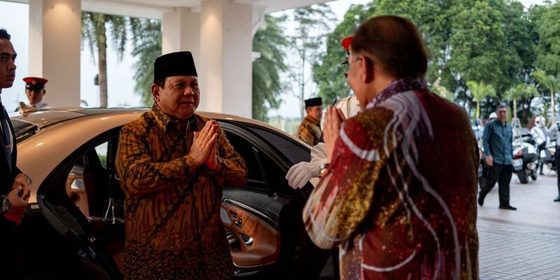 Prabowo-Anwar Ibrahim Ketemu Bahas Tarif AS Hingga Bantuan Myanmar