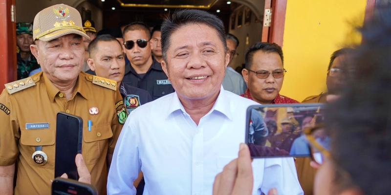 Sempat Disuplai Swasta, Herman Deru Akhirnya Nyalakan Listrik PLN di Lima Desa