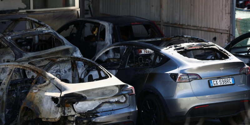 Elon Musk Ngamuk, Belasan Mobil Tesla Hangus Terbakar di Italia