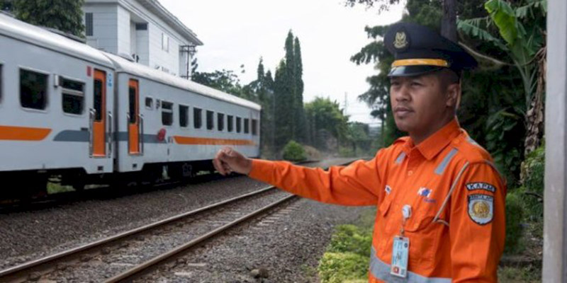 Dedikasi Petugas Perlintasan Kereta, Rela Habiskan Lebaran Tanpa Libur