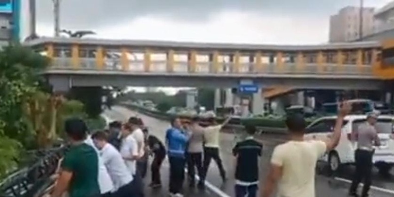 Papan Reklame Roboh di Jalan Tol Diduga Akibat Angin Kencang