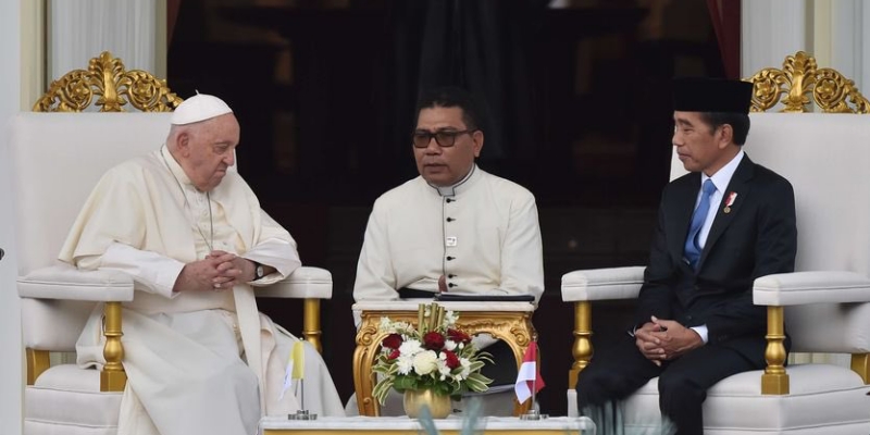 Terlalu Remeh Meributkan Jokowi di Pemakaman Paus Fransiskus