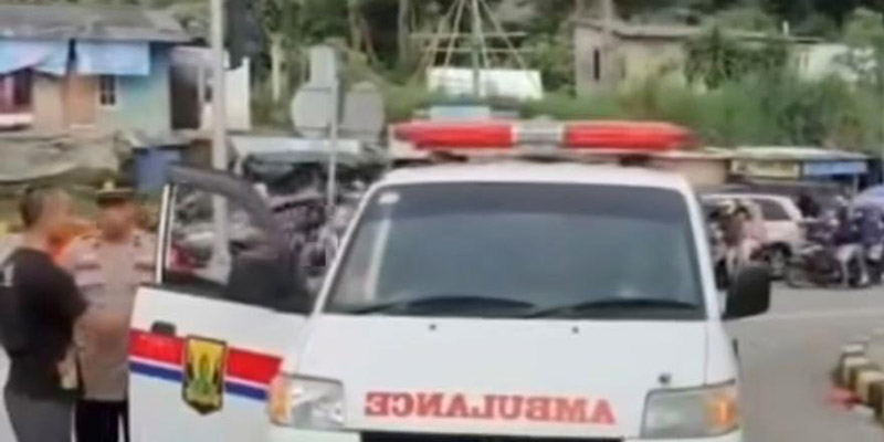 Nyalakan Sirine untuk Tembus Macet, Ambulans Ini Ternyata Bawa Warga yang Ingin Berlibur