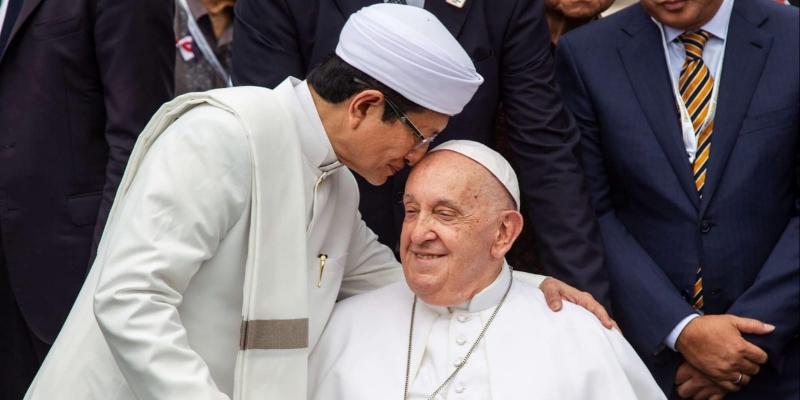Kenangan Nasaruddin Umar Mencium Kening Paus Fransiskus