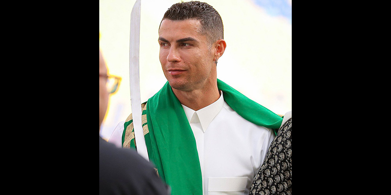 Sambil Bawa Pedang, Cristiano Ronaldo Ucapkan Selamat Idulfitri