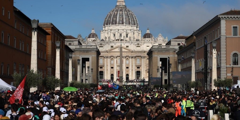 Dunia Berkabung, Ratusan Ribu Peziarah Padati Vatikan untuk Lepas Kepergian Paus Fransiskus