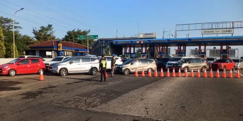 Urai Kemacetan Jalur Wisata, Contraflow Diberlakukan di Tol Jagorawi Arah Puncak