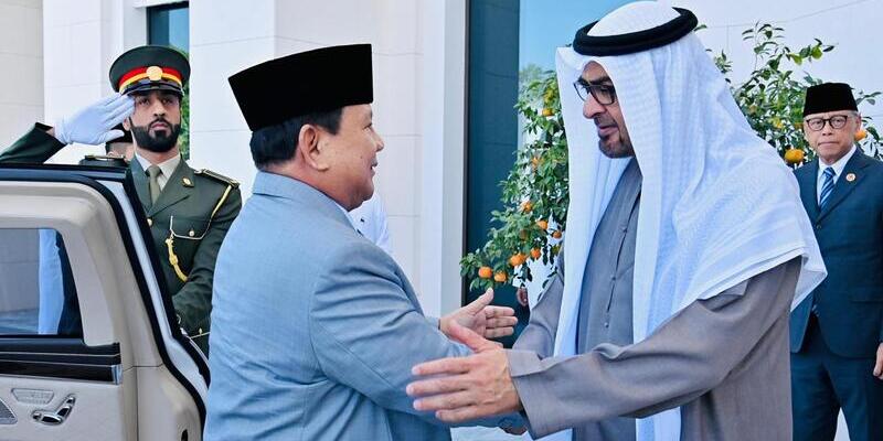MBZ Sambut Kedatangan Prabowo di Istana Qasr Al Shatie