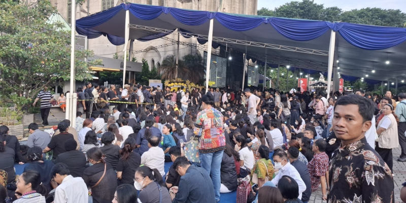 Umat Kristiani memenuhi area Gereja Katedral Jakarta menghadiri misa Requiem mendoakan Paus Fransiskus/RMOL