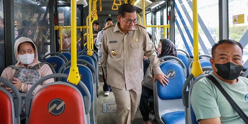 Kaum Perempuan Naik Transportasi Umum di Jakarta Hari Ini Gratis