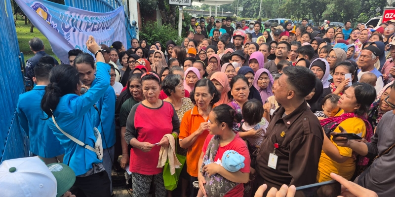 Ratusan Masyarakat Antre Beras Mahasiswa UKI