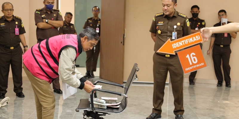 Duit 100 Dolar AS Bertebaran di Meja saat Rekonstruksi Kasus Suap Hakim