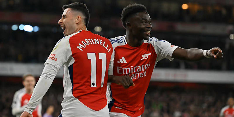 Saka Datang, Arsenal Menang