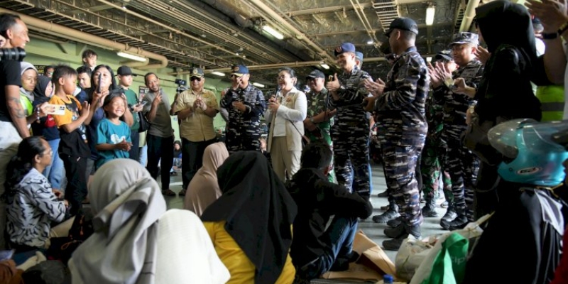 Balik ke Jakarta, Ribuan Pemudik Asal Semarang Naik Kapal Perang