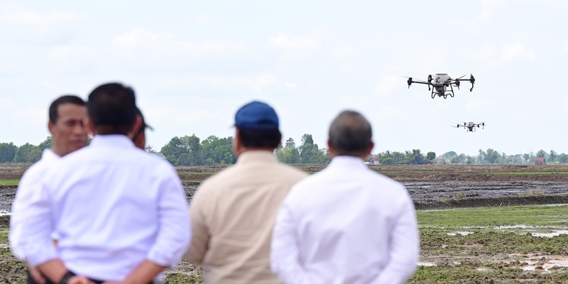 Prabowo Pimpin Tanam Padi Serentak Pakai Drone di Sumsel