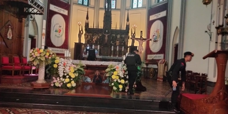 Dikawal Polisi, Ibadah Paskah di Katedral Berlangsung Khidmat