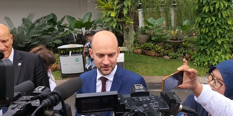 Hubungan Memanas, Prancis Balas Usir 12 Diplomat Aljazair