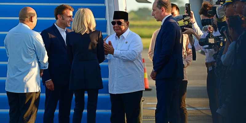 Prabowo Lepas Keberangkatan Macron Menuju Singapura