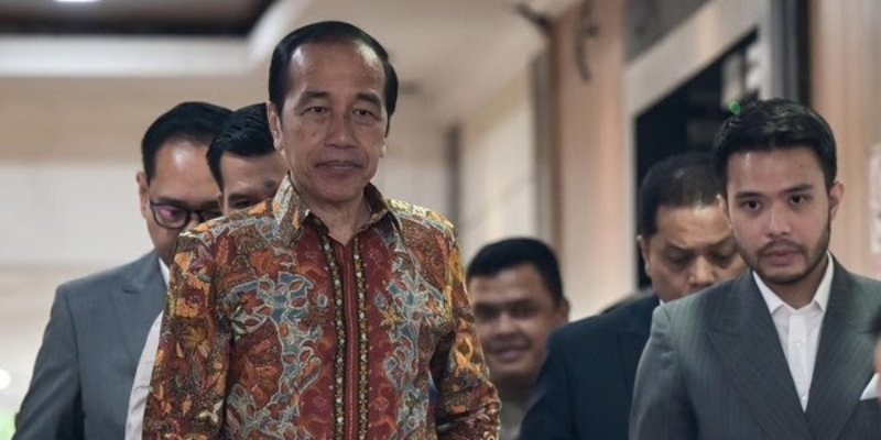 Jokowi Harusnya Bangga Berijazah UGM, Bukan Terhina