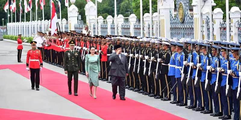 Pasukan Jajar Kehormatan Thailand Sambut Kedatangan Prabowo di Government House