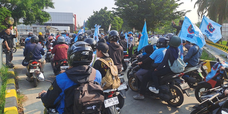 Jumhur Hidayat Ikut Konvoi Motor Kawal Ribuan Buruh ke Monas
