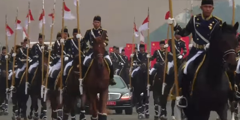 Pasukan Berkuda Kawal Kedatangan PM Li Qiang di Istana