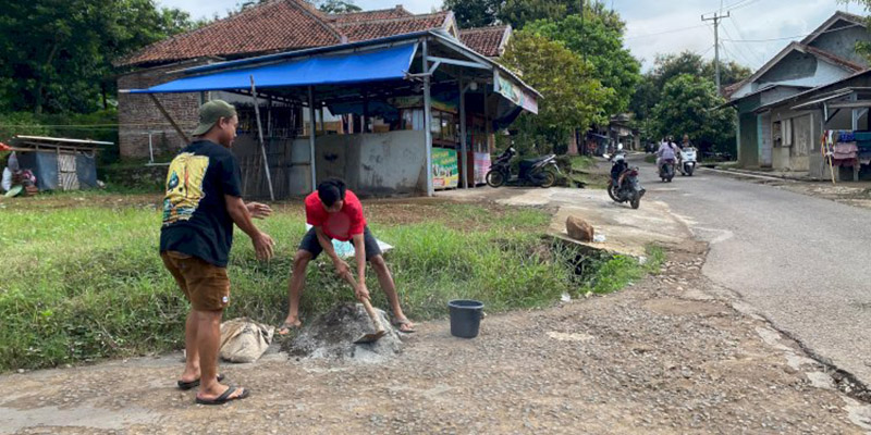Sindir Janji Manis Bupati, Warga Cirebon Tambal Jalan Rusak Secara Swadaya