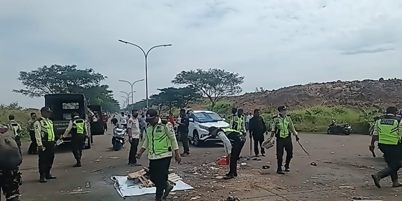Satgas Anti Premanisme Gercep Bongkar Pemalangan Jalan di Cikarang