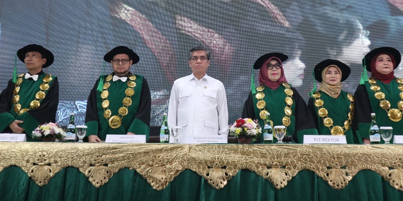 Menteri Yassierli Ajak Wisudawan Adaptif Hadapi Persaingan Global