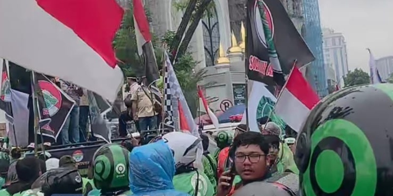 Ribuan Ojol Geruduk Kantor Bobby Nasution