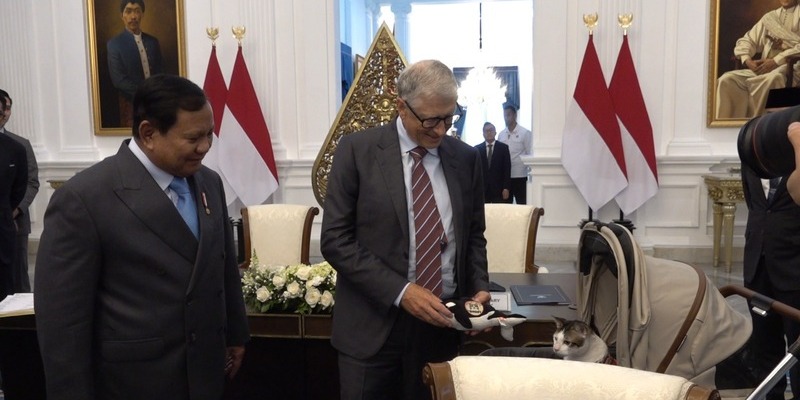 Bill Gates Hadiahkan Boneka Paus untuk Kucing Prabowo