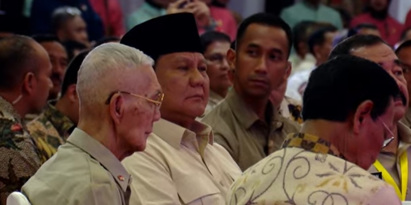 Prabowo Duduk Samping Try Sutrisno di Tengah Desakan Pencopotan Gibran