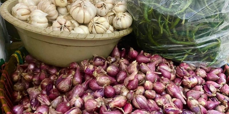 Daftar Harga Bahan Pokok Hari Ini: Bawang Merah Rp43.550,  Gula Rp20.450 per Kg