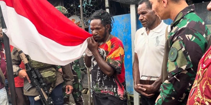 Satu Anggota OPM Cium Merah Putih dan Bersumpah Setia pada NKRI