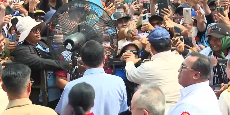 Ribuan Buruh Berebut Jabat Tangan Prabowo di Perayaan May Day 2025