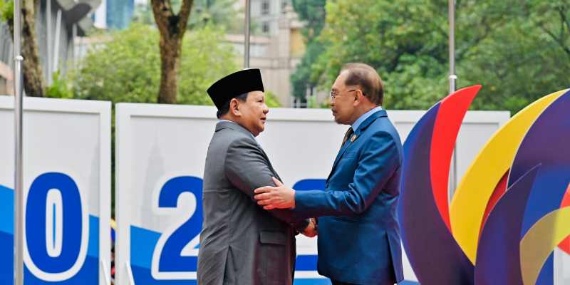 Disambut Hangat PM Malaysia, Prabowo Hadiri Sidang Pleno KTT ke-46 ASEAN