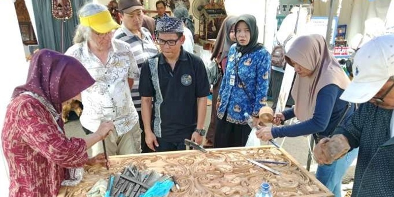 Siswi SMK dan Turis Asing Kepincut Belajar Seni Ukir Jepara
