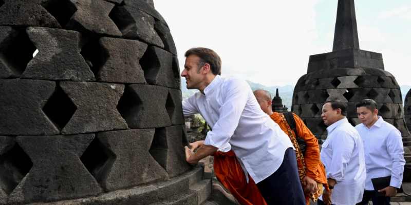 Fadli Zon Ungkap Keberhasilan Macron Gapai Patung Buddha di Stupa Borobudur