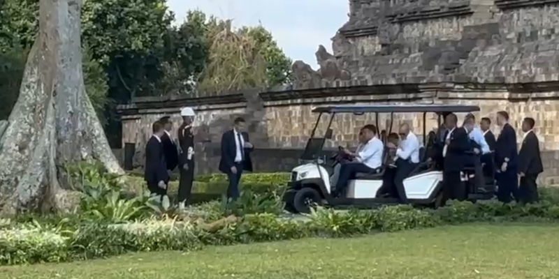 Momen Romantis di Borobudur, Macron Sopiri Brigitte Pakai Buggy Car