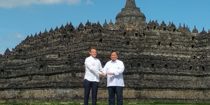 Prabowo Ajak Macron Jalan-jalan Keliling Borobudur