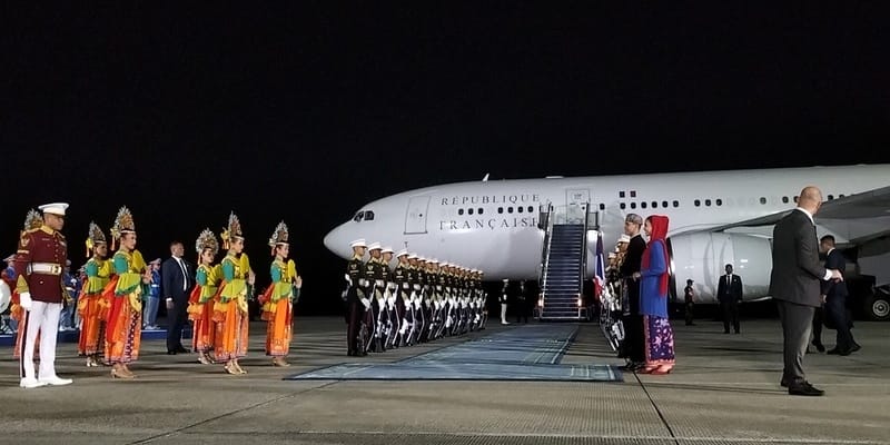 Tarian Nandak Ajer dan Gambang Kromong Meriahkan Kedatangan Macron