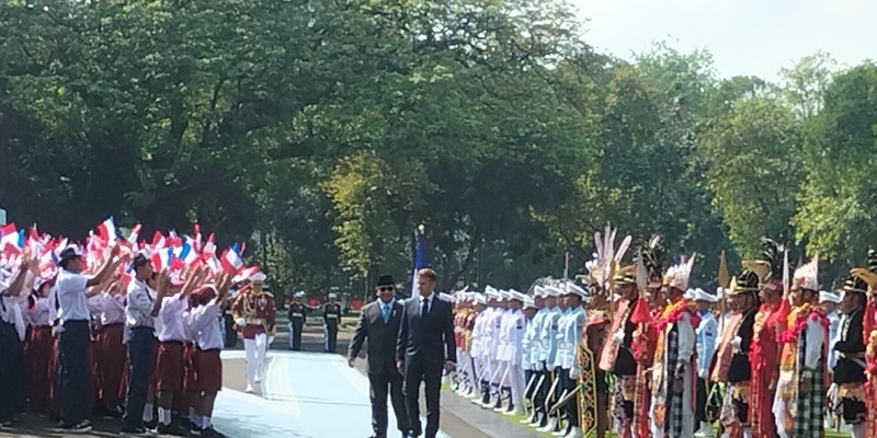 Bocah Sekolah Antusias Sambut Presiden Prancis di Istana Merdeka