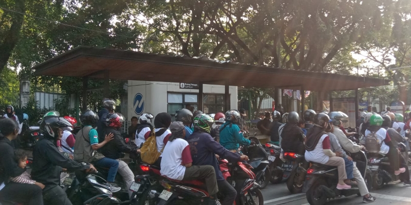 Kendaraan mengantri masuk parkir IRTI Monas, Kamis 1 Mei 2025/RMOL
