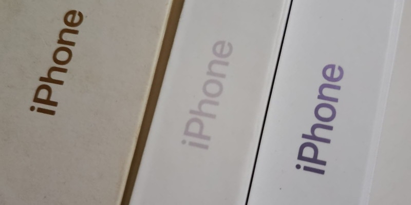 Trump Desak Tim Cook agar Bangun Banyak Pabrik Apple di AS