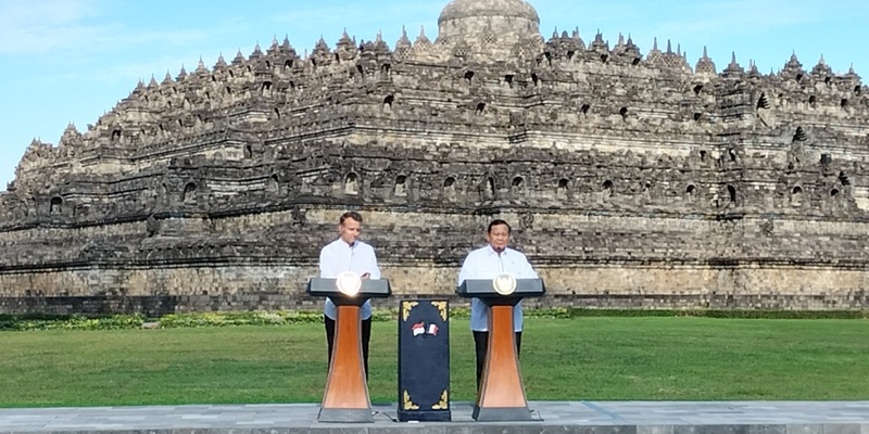 Macron Ungkapkan Rasa Kagum Mendalam pada Candi Borobudur