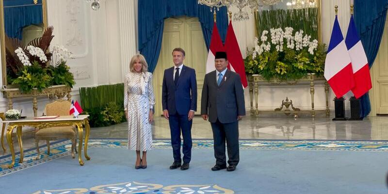 Macron Didampingi Istri Masuk Istana, Foto Bertiga Bareng Prabowo