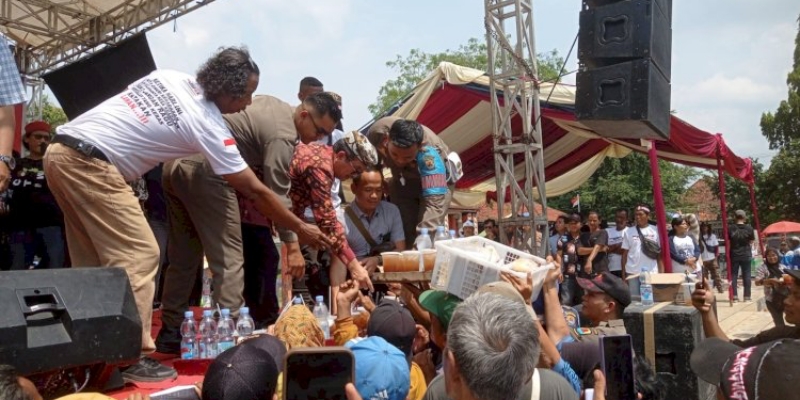 Warga Teriak Jalan Rusak, Bupati Cirebon Asyik Nyanyi