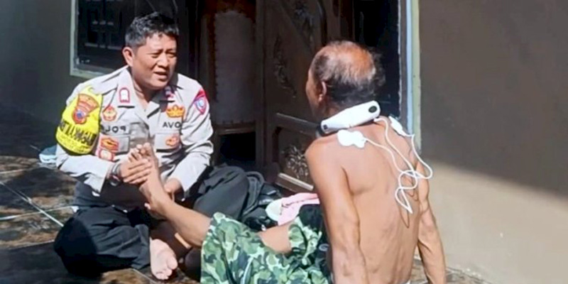 Aiptu Ferdika Sampaikan Pesan Kamtibmas Lewat Terapi Pijat