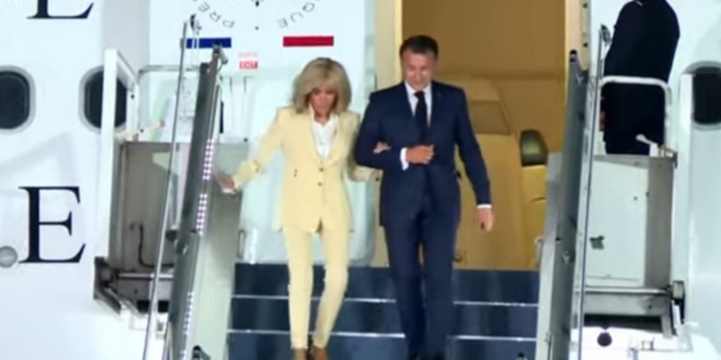 Macron Gandeng Istri Saat Turun Pesawat di Lanud Halim
