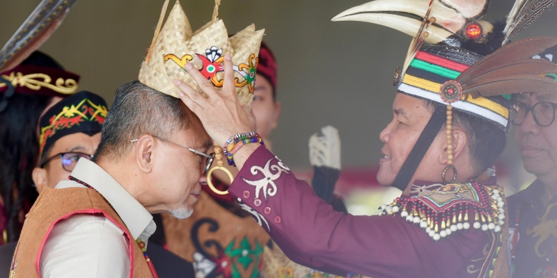 Menteri Koordinator Bidang Pangan (Menko Pangan), Zulkifli Hasan mendapat gelar kehormatan dari Pengurus Dewan Adat Dayak (DAD) Kalimantan Tengah/Ist